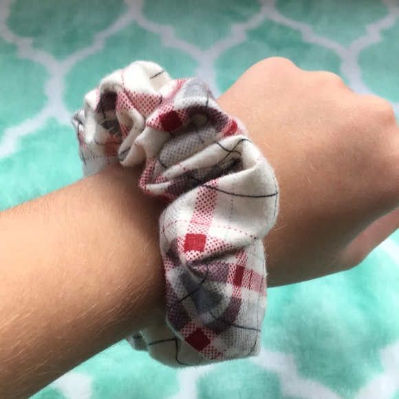 Plaid design scrunchie! - Picture 2 of 2